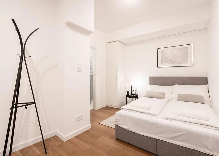 E23 - Grand Boulevard Design Loft - Location By Bqa Apartament Budapesta